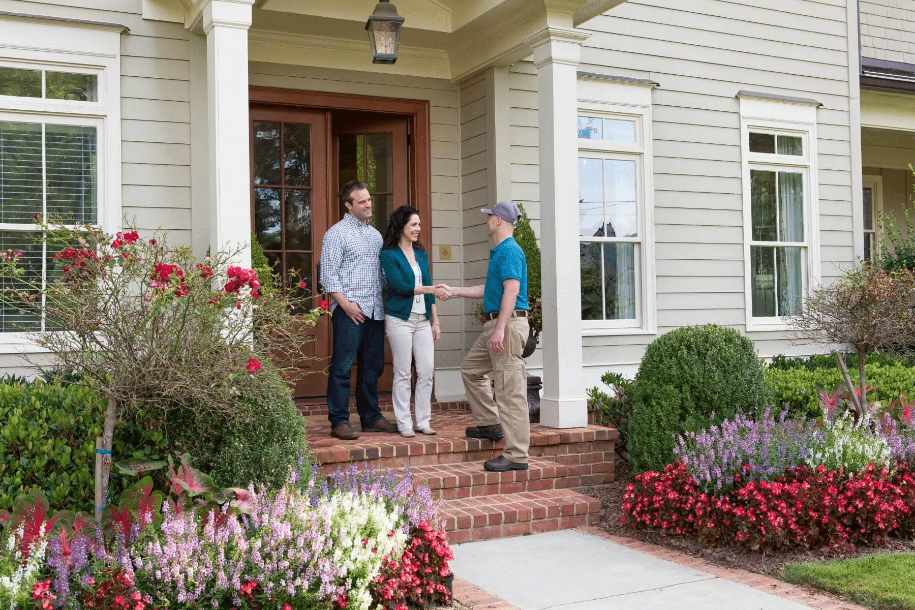 http://couple%20greeting%20pest%20control%20worker%20at%20their%20door